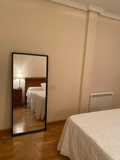 Lovely 2 Bedrooms Apartment Main Square Plasencia Bagian luar foto