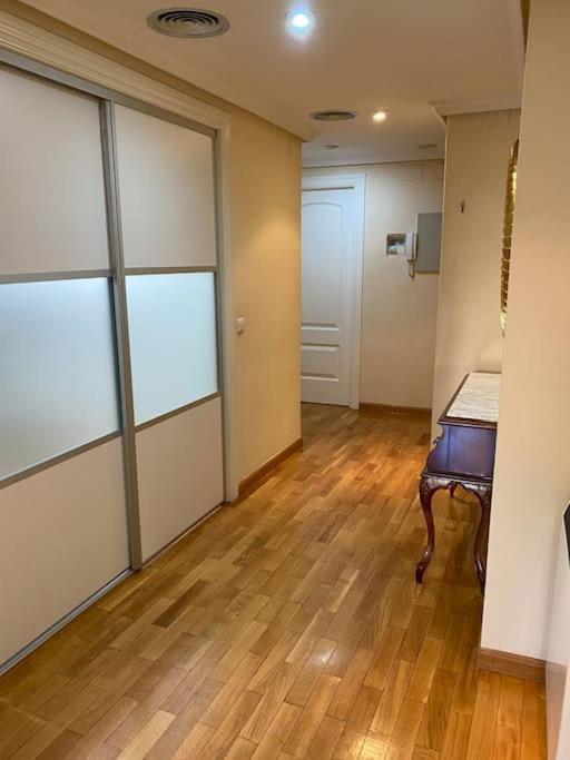 Lovely 2 Bedrooms Apartment Main Square Plasencia Bagian luar foto