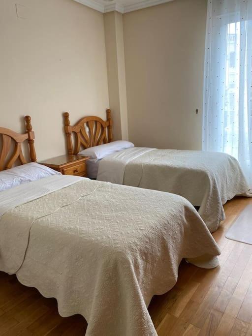 Lovely 2 Bedrooms Apartment Main Square Plasencia Bagian luar foto