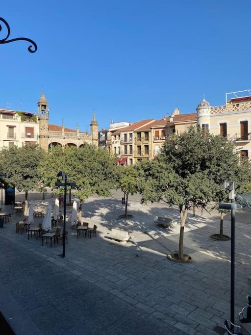 Lovely 2 Bedrooms Apartment Main Square Plasencia Bagian luar foto