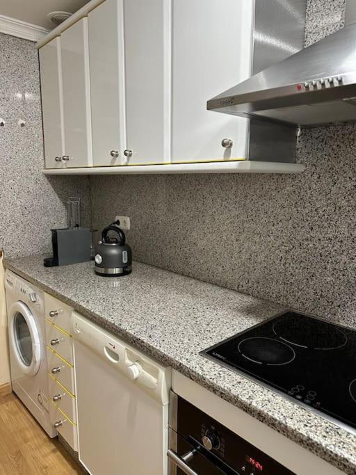 Lovely 2 Bedrooms Apartment Main Square Plasencia Bagian luar foto