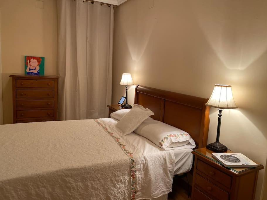 Lovely 2 Bedrooms Apartment Main Square Plasencia Bagian luar foto