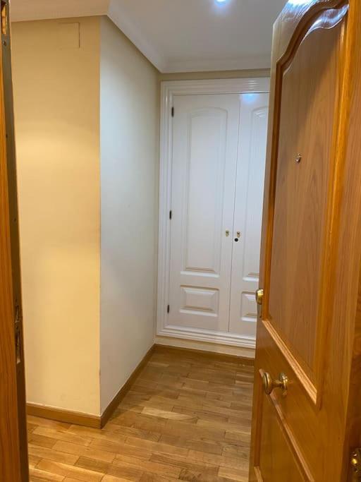 Lovely 2 Bedrooms Apartment Main Square Plasencia Bagian luar foto