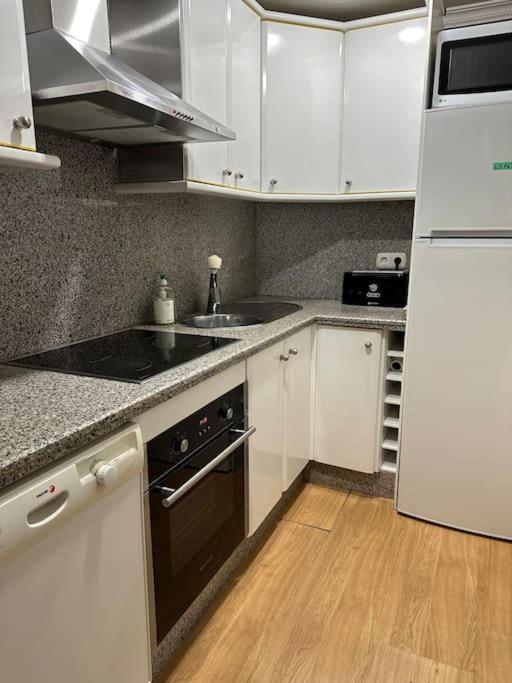 Lovely 2 Bedrooms Apartment Main Square Plasencia Bagian luar foto