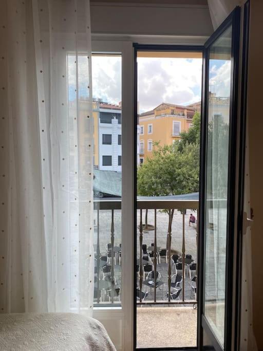 Lovely 2 Bedrooms Apartment Main Square Plasencia Bagian luar foto