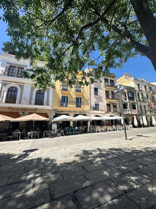Lovely 2 Bedrooms Apartment Main Square Plasencia Bagian luar foto